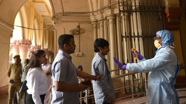 Mọi người đang được kiểm tra nhiệt độ trước khi họ bước vào tòa án tối cao ở thành phố phía đông của thành phố Kolkata (trước đây là Calcutta).