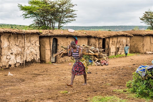 Người dân ở đây sinh sống bằng nghề chăn nuôi gia súc và ở trong những lán, lều làm từ bùn và khung gỗ. Vé thăm quan ngôi làng có giá 20 USD. Ảnh: Nick Fox/Shutterstock.
