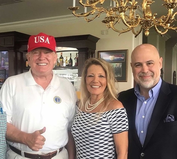 Bà Bianco và đại diện ABF gặp tổng thống Mỹ Donald Trump tại sân golf Bedminton (New Jersey), tháng 8/2018