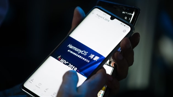 Một vị khách cầm điện thoại của cô ấy cho thấy một bức ảnh được chụp trong buổi họp báo của Huawei, tiết lộ hệ điều hành HarmonyOS mới của họ ở Đông Quan, tỉnh Quảng Đông vào ngày 9.8.2019.