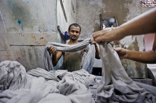Công nhân đang làm việc tại nhà máy vải Ấn Độ. Nguồn: Reuters