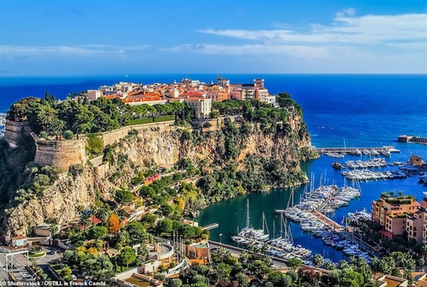 Nằm giữa hai cảng biển Fontvieillele (ảnh) và Herculele ở Monte Carlo, Monaco là vịnh đá Monaco cao 62 mét.