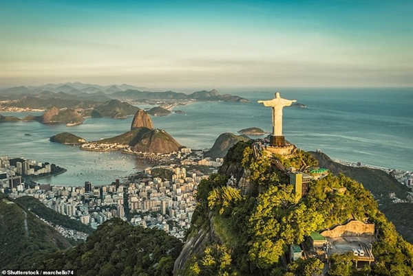 Đường bờ biển bao quanh Rio Janeiroro, với núi Sugarloafaf bảo vệ cửa vịnh Guanabarara và bức tượng Chúa Giê-su cao 39 mét nhìn xuống cảng biển từ đỉnh núi Corcovadodo.