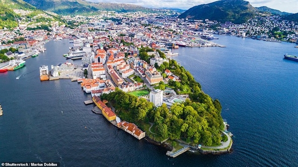 Phố biển Bergen bao quanh bởi 7 ngọn đồi. Nơi đây không chỉ nằm ngay sát bờ biển trong xanh mà còn hấp dẫn du khách bởi những ngôi nhà xinh xắn.