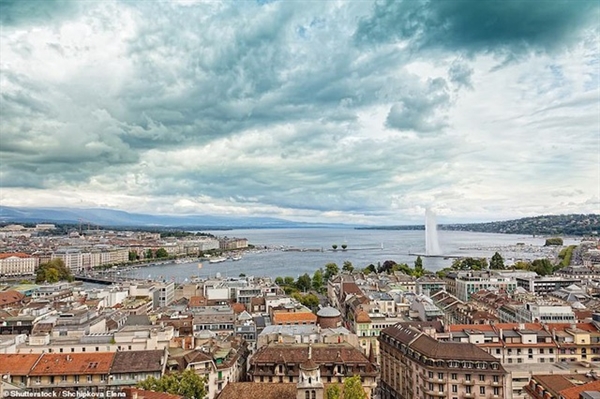 Cảng biển Geneva và hồ Geneva là những địa chỉ du lịch đáng chú ý. Đài phun nước phía bên phải ảnh có tên gọi là Jet d'Eau, có thể phun nước lên đến độ cao 140 mét.