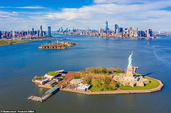 Hầu như ai cũng có thể nhận ra tượng Nữ thần tự do nhìn ra phía chân trời của thành phố New York ở khu vực cảng này.