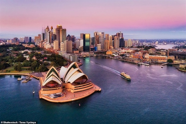 Cách tuyệt nhất để khám phá khu vực này là nhảy lên một chiếc phà đi qua nhà hát Opera House và cầu cảng Sydney.
