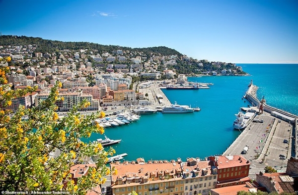 Bến cảng Nice - tên thật là cảng Lympia - là nơi tập trung các siêu du thuyền và những tòa nhà thế kỷ 18 tuyệt đẹp.
