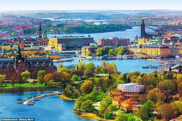 Khu phố cổ Ol Townwn và khu vực bờ sông Stockholm trông như một bức tranh tuyệt mỹ vào mùa thu.