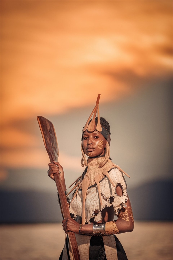 Bức ảnh chụp phụ nữ bộ tộc Hadzabe, Tanzania, có tên gọi Chiến Binh. 