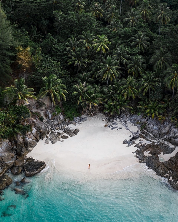 Bức ảnh Bãi biển tự do của nhiếp ảnh gia Hà Lan Michelle Wandering, chụp tại đảo Phuket, Thái Lan, là một trong những bức ảnh phong cảnh châu Á có mặt trong top 50.