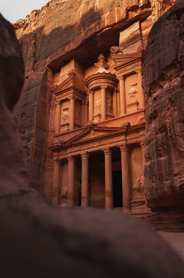 Bức ảnh Vượt thời gian, của tác giả Ester Turri, người Italy, chụp tại thành phố cổ Petra, Jordan. 