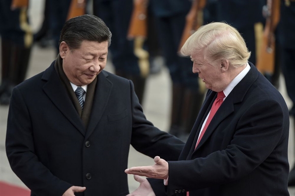 Chủ tịch Trung Quốc Tập Cận Bình (bên trái) và Tổng thống Mỹ Donald Trump