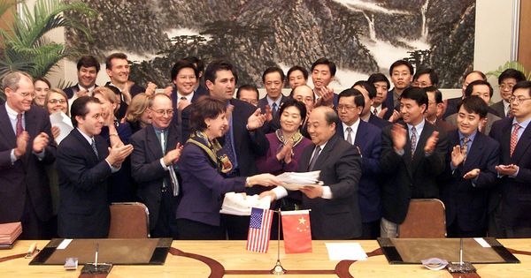 Bà Charlene Barshefsky (thứ 4 từ trái sang) tại cuộc họp về việc gia nhập của Trung Quốc vào WTO ngày 15.11.1999 tại Bắc Kinh. Nguồn ảnh: AFP