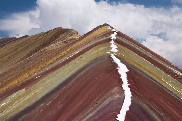 Núi cầu vồng, còn được gọi là Vinicunca hoặc Montaña de Siete Colores (Núi bảy màu), được bao phủ trong các sọc đầy màu sắc xuất hiện tự nhiên. Các sọc là một sản phẩm của thời tiết, khoáng vật học và điều kiện môi trường.
