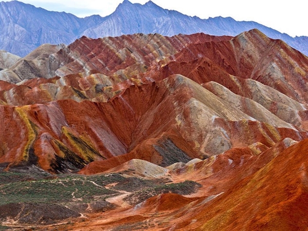 Công viên địa chất Zhangye Danxia, Trung Quốc, nước ngầm kết tủa để lại những mỏ khoáng chất đầy màu sắc trên núi. Nó đã trở thành một di sản thế giới được UNESCO công nhận vào năm 2009.