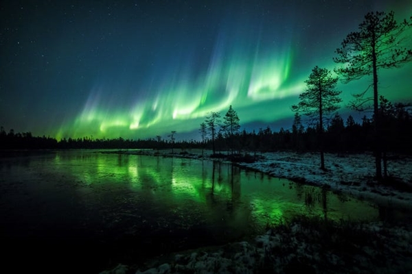 Ánh sáng Northern Lights còn được gọi là Aurora Borealis, ánh sáng phương Bắc có thể được nhìn thấy gần khi ở gần vòng Bắc Cực ở Alaska, Canada, Iceland, Greenland, Na Uy, Thụy Điển và Phần Lan.