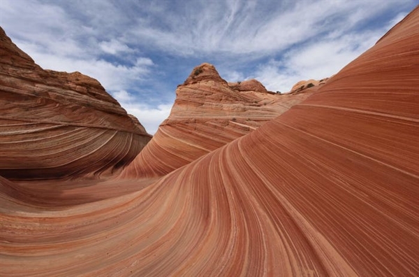 Làn sóng Coyote Buttes North, Arizona được hình thành do thoát nước và xói mòn gió trong sa thạch. Sự hình thành đá trở nên nổi tiếng khi Microsoft  đưa nó vào các tùy chọn hình nền máy tính của họ vào năm 2009. Điều này đã biế ‘viên ngọc địa phương’ ít được biết đến trở thành một hiện tượng trên toàn thế giới.  tăng vọt những gì từng là một viên ngọc địa phương ít được biết đến thành một hiện tượng trên toàn thế giới. 