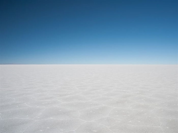 Uyuni Salt Flat ở Bolivia, cánh đồng muối lớn nhất thế giới cung cấp một bề mặt mở rộng hoàn hảo để tạo ra ảo ảnh quang học. Nó cũng chứa khoảng 15% lượng lithium của thế giới , theo Khảo sát Địa chất Mỹ.  
