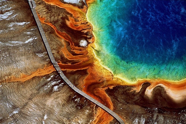 Grand Prismatic Spring của Yellowstone là suối nước nóng lớn nhất ở Mỹ. Vi khuẩn và vi khuẩn đầy màu sắc phát triển bên trong hồ bơi, tạo cho nó những chiếc nhẫn cầu vồng.