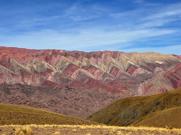 Dãy núi Serrania de Hornocal trong thung lũng Quebrada de Humahuaca của Argentina tự hào với những lớp đá vôi đầy màu sắc. Thung lũng Quebrada de Humahuaca  đã được UNESCO công nhận là một di sản của thế giới.  