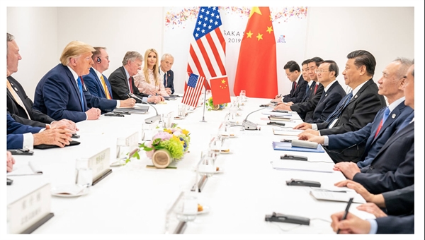 Tổng thống Hoa Kỳ Donald Trump và phái đoàn của ông gặp Chủ tịch Trung Quốc Tập Cận Bình tại cuộc gặp song phương của họ tại Osaka, Nhật Bản, vào ngày 29 tháng 6 năm 2019.