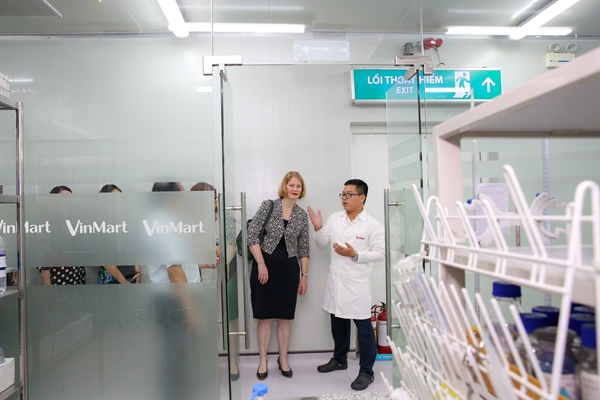 Đại sứ New Zealand – Bà Wendy Matthews tham quan Phòng Kiểm nghiệm An toàn Thực phẩm tại siêu thị VinMart Times City (Hà Nội).