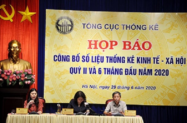 Đại diện Tổng cục Thống kê Việt Nam  trả lời các câu hỏi của báo chí.