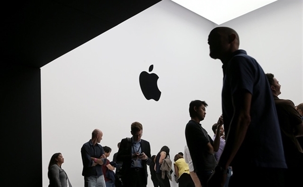 Apple giữ vị trí số 2 với giá trị 326,5 tỉ USD. Ảnh: Getty.