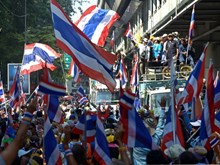 Người biểu tình Thái Lan bao vây tòa nhà chính phủ