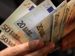 Euro giảm khi dự báo ECB không khởi động lại chương trình mua trái phiếu
