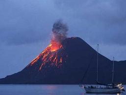 Núi lửa Indonesia phun trào sau động đất liên tiếp