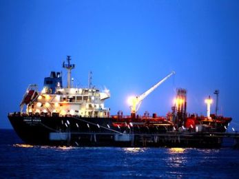 Nhật Bản cân nhắc ban hành luật bảo hộ vận chuyển dầu từ Iran
