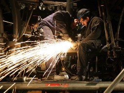 Eurozone: Sản xuất công nghiệp tháng 3 giảm, nguy cơ rơi vào suy thoái