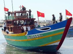 Hạ thủy tàu dịch vụ hậu cần nghề cá lớn nhất miền Trung