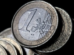 Euro xuống thấp nhất 2 năm do lo ngại từ Tây Ban Nha