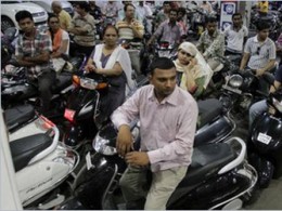 Ấn Độ đối mặt với tổng đình công do giá xăng tăng cao