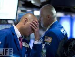 Tâm lý bán tháo khiến chứng khoán Mỹ giảm mạnh