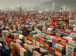 Xuất khẩu Trung Quốc vượt dự đoán do hồi phục từ thị trường Mỹ, EU
