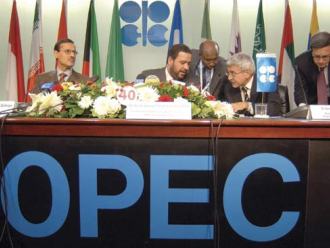 Sản lượng dầu OPEC giảm lần đầu tiên trong 8 tháng