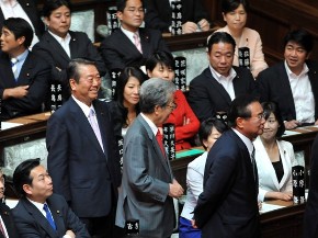 Đảng cầm quyền Nhật Bản lại rúng động do nghị sỹ từ chức đồng loạt