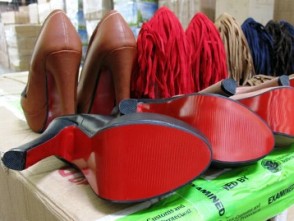 Mỹ thu giữ hơn 20.000 đôi giày hiệu giả từ Trung Quốc
