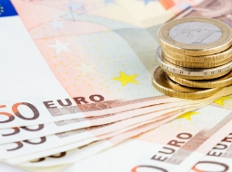 Euro tiếp tục tăng với USD, yên