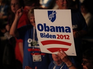 Cặp liên danh Obama-Biden vẫn tiếp tục dẫn đầu tranh cử