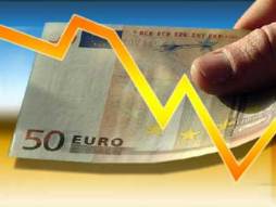 Euro giảm với USD sau thông tin ECB chờ phán quyết của Đức