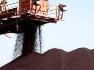Giá quặng sắt thế giới tiếp tục lao dốc