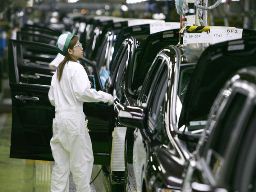 Sản lượng công nghiệp Nhật Bản bất ngờ giảm trong tháng 7
