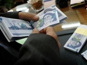 Tiền Iran mất giá kỷ lục 50% trong năm nay do lệnh trừng phạt