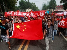 Xe đại sứ Mỹ bị người biểu tình Trung Quốc tấn công