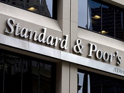 S&P nâng xếp hạng hệ thống ngân hàng Việt Nam